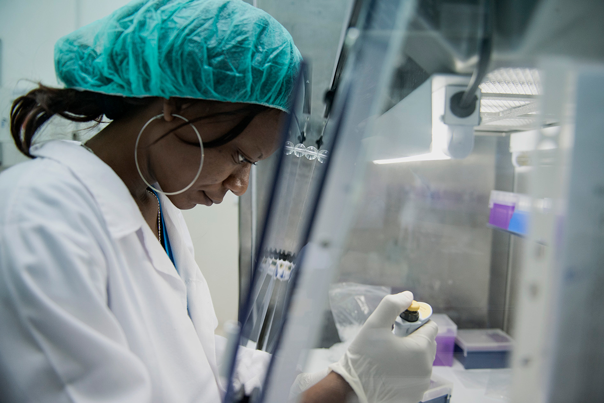 mujer trabaja en un laboratorio