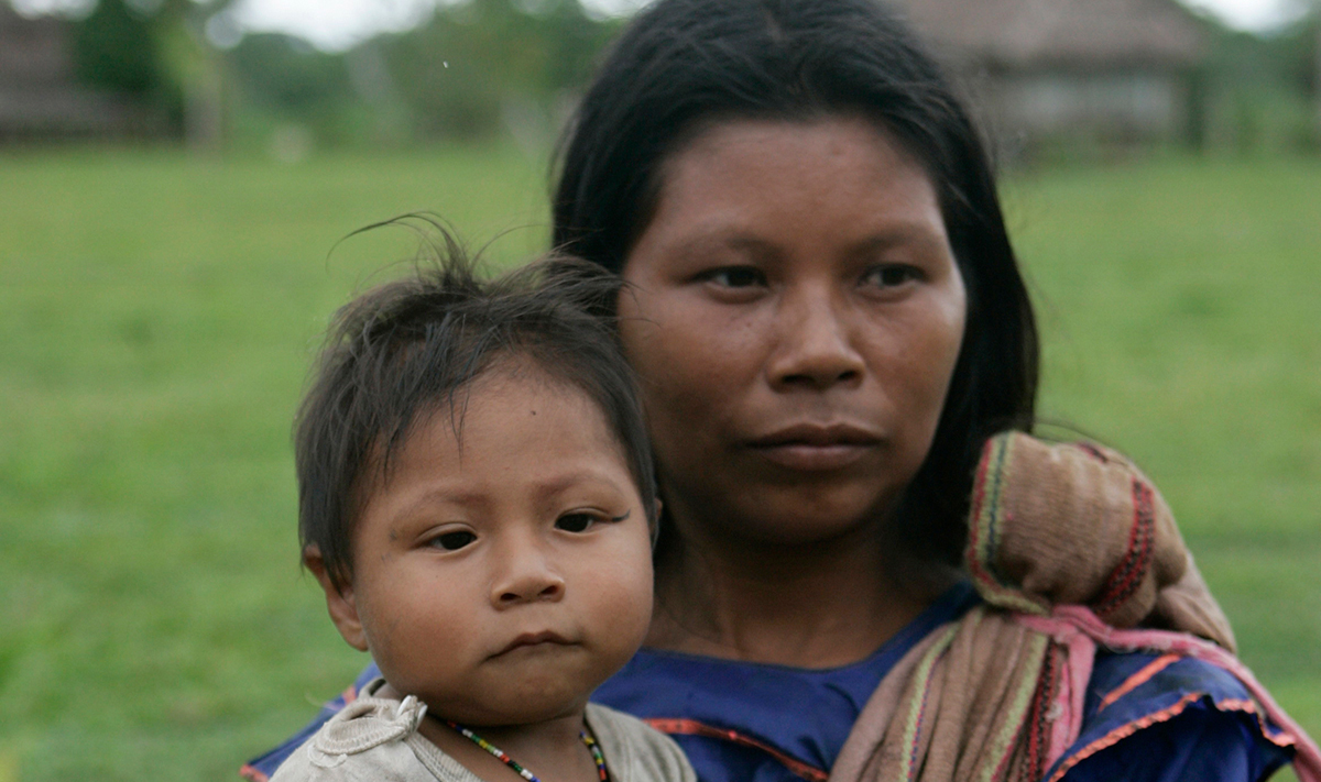 mujer indígena con bebé