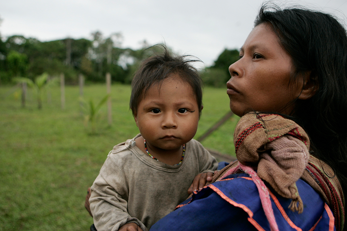 mujer indígena con bebé