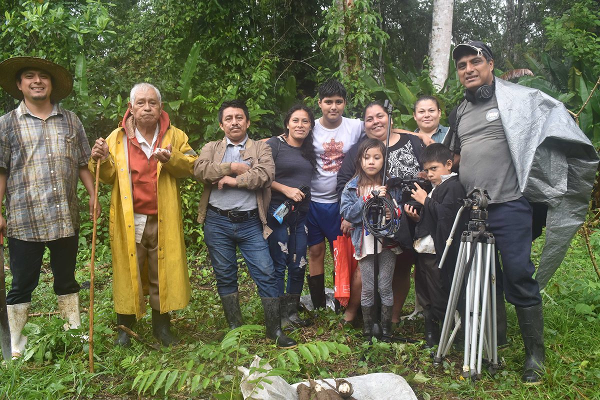 un grupo de personas mira a cámara al lado de un tripode