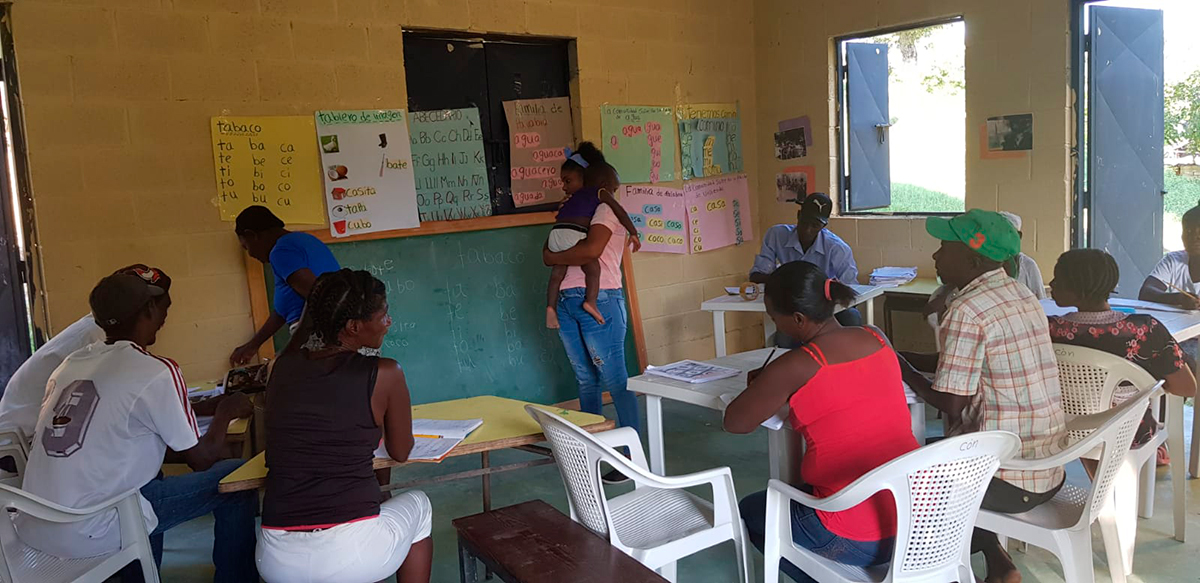 un aula con adultos recibiendo clase