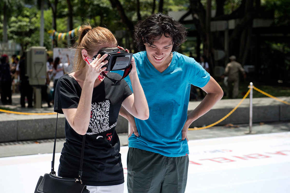 una chica con unas gafas de realidad virtual