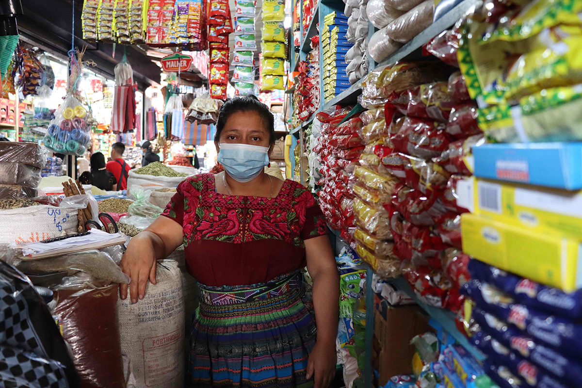 mujer en una tienda mira a camara