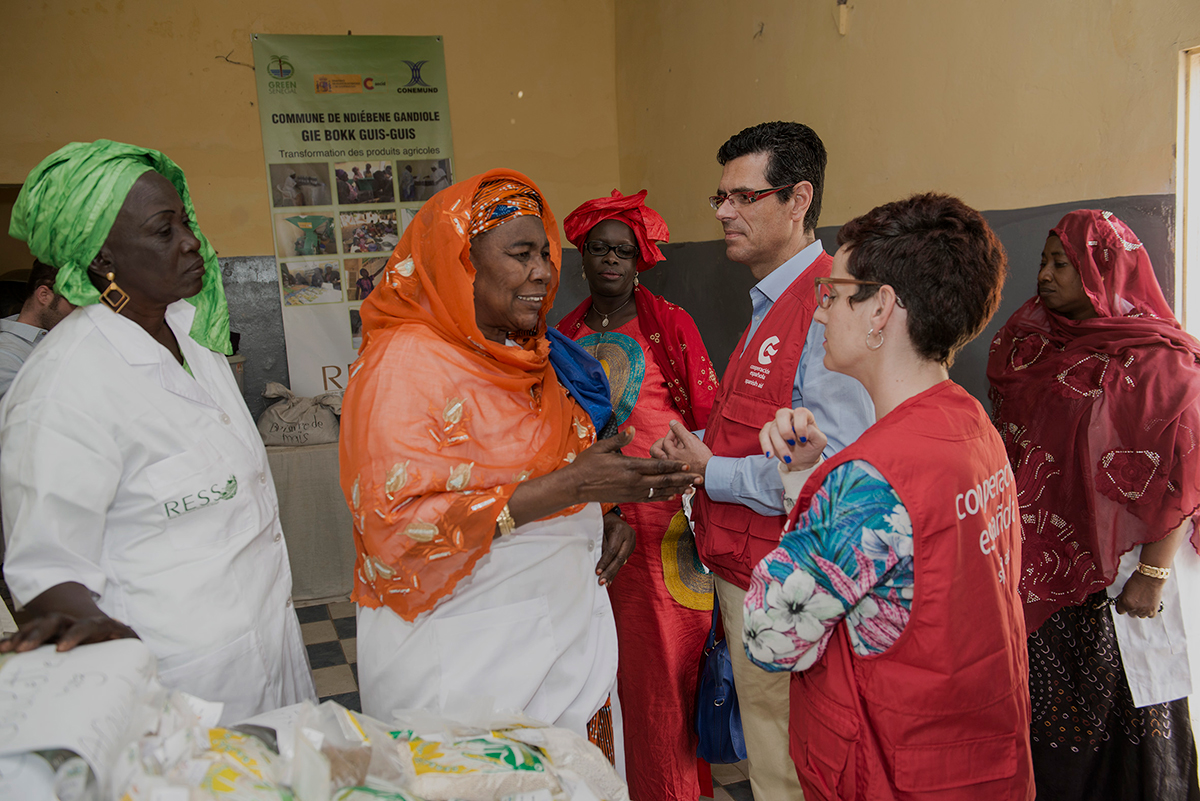 dos cooperantes hablan con mujeres africanas