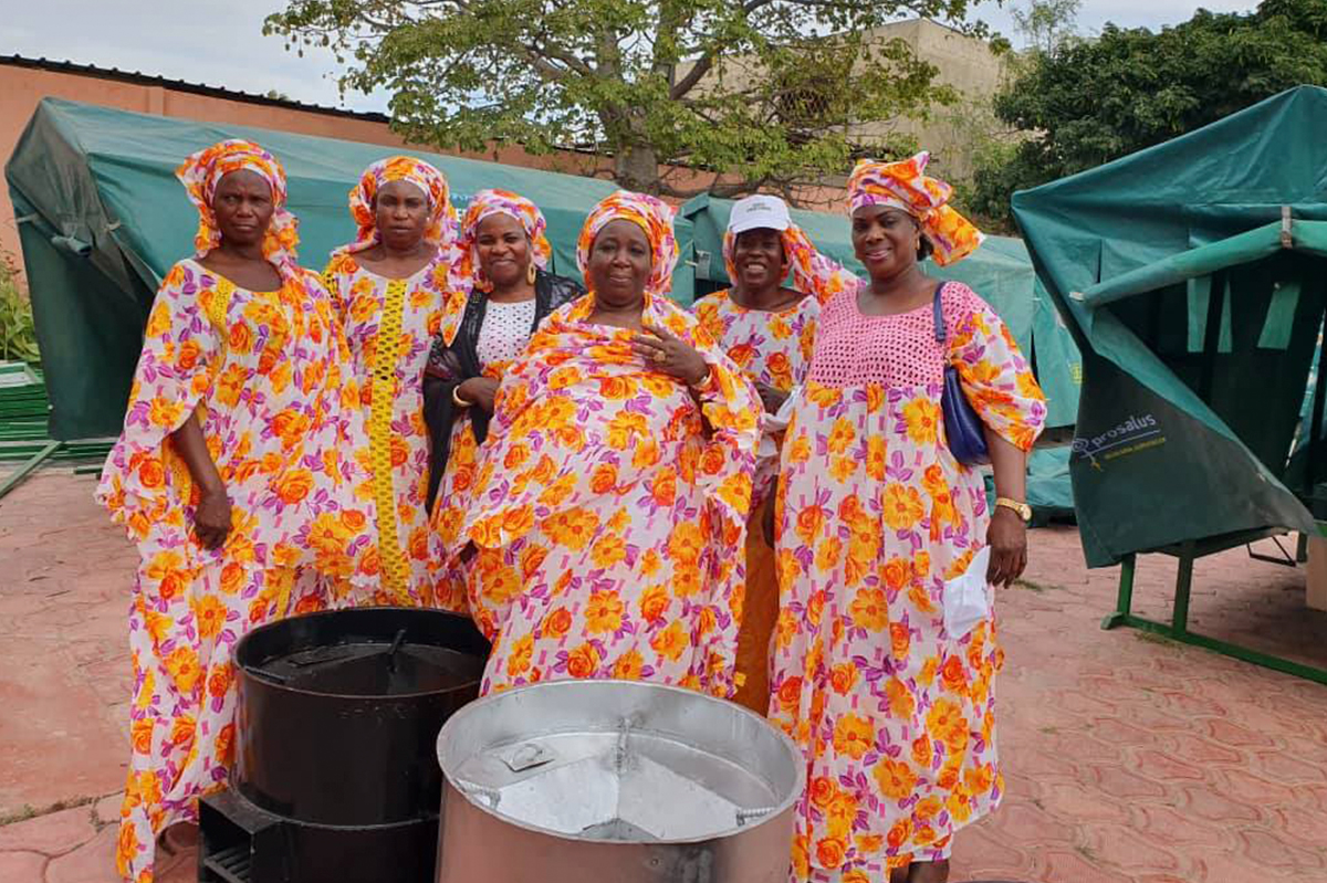 grupo de mujeres africanas delante de una olla