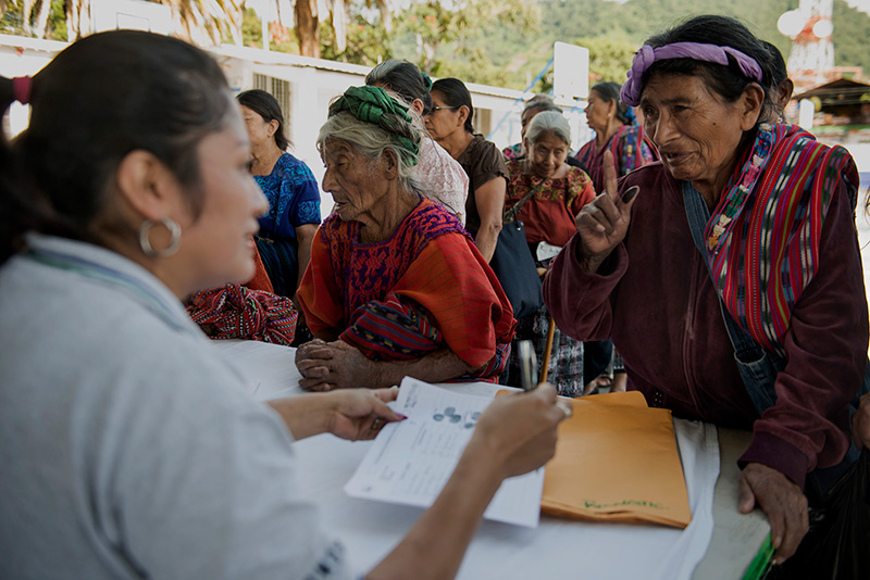 recogida de datos a mujer anciana indigena 